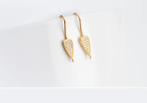 Vue détaillée des crochets de boucles d'oreilles en argent S925 doré sertis de zircons.