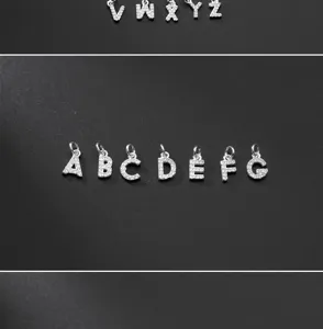 Nahaufnahme der Detailansicht von silbernen Zirkonia Alphabet Buchstaben Anhängern.