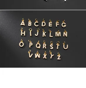 Detailaufnahme von vergoldeten Zirkon Buchstaben Anhängern, S925 Silber DIY Schmuck Zubehör.