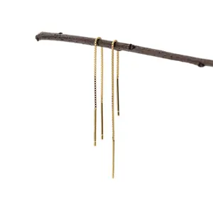Vergulde S925 zilveren box chain oorhangers hangend aan een natuurlijke houten tak.