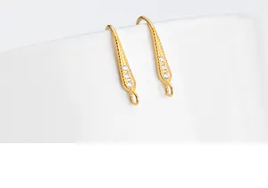Vue détaillée de crochets d'oreilles en argent S925 doré avec micro-pavé de zircons.