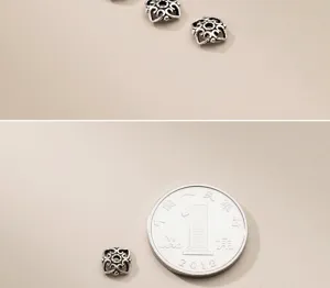 Vue macro de calottes de perles en argent S925 vintage pour la création de bijoux