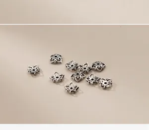 Gros plan sur des calottes de perles vintage en argent S925 évidées pour bijoux DIY