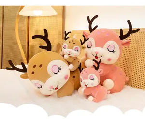 Gruppo di adorabili peluche di renne in rosa e marrone per decorazione domestica
