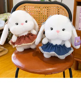 Detailaufnahme von zwei weichen Plüschkaninchen mit niedlichen gestrickten Kleidern