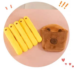 Detalle del peluche de patatas fritas Capybara con caras suaves bordadas