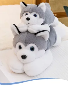 Primer plano de dos suaves peluches de perro husky apilados en un dormitorio muy acogedor