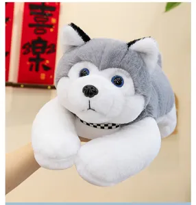 Primer plano detallado de un lindo husky de peluche con ojos azules y collar de cuadros