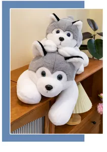 Vista detallada de dos lindos perros de peluche husky sobre un mueble de madera minimalista