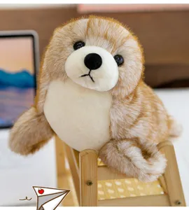 Detalle de cerca de la textura suave y esponjosa de este peluche de foca marrón