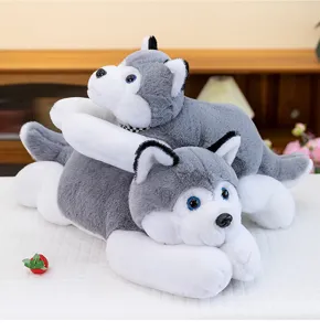 Detalle de dos peluches husky suaves con ojos azules y collares de cuadros.