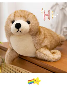 Peluche de león marino marrón realista con textura suave en un entorno acogedor.