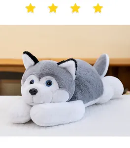 Detalle de un lindo peluche de husky gris y blanco acostado para el sueño de los niños