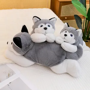 Adorable set de peluches husky gris y blanco con suave detalle de collar a cuadros
