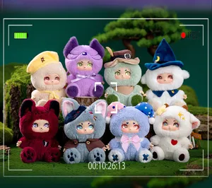 Colección de peluches de Werewolf Kill con caras de vinilo en una escena del bosque