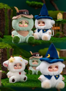 Primer plano de los colgantes de peluche Werewolf Kill con diseños de profeta