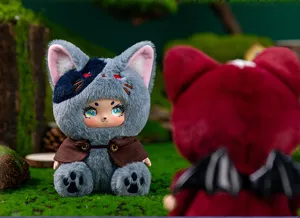 Vista detallada de peluches de la serie Werewolf Kill en una escena de bosque real