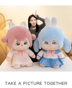 Zwei große süße rosa und blaue Stimmungsmädchen Baumwollpuppen Plüschtiere in einem Bett