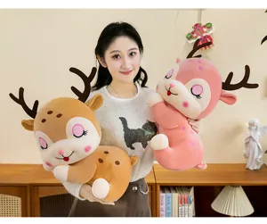 Giovane donna tiene due simpatici cervi di peluche marroni e rosa, ottima idea regalo
