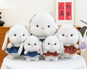 Fünf niedliche weiße Plüschkaninchenpuppen in blauen und braunen gestrickten Kleidern