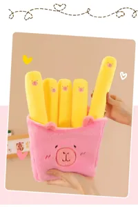 Primer plano de un peluche creativo de patatas fritas Capibara sostenido con la mano