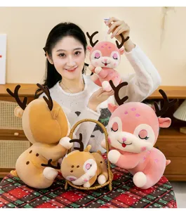 Simpatici peluche di renna rosa e marroni mostrati con una modella in un ambiente domestico