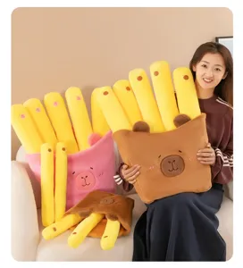 Modelo con un cojín de peluche de patatas fritas capibara en un ambiente acogedor