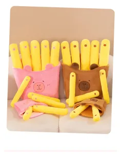 Detalle de los lindos cojines de peluche de patatas fritas capibara con piezas desmontables