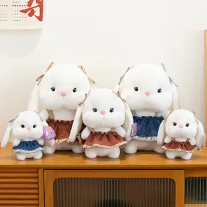Lot de cinq adorables peluches de lapin blanc de différentes tailles avec des robes.