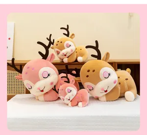 Gruppo di simpatici peluche di renna in morbido tessuto rosa e marrone