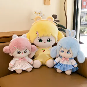 Set mit drei süßen bunten Mood Girl Baumwollpuppen Stofftieren auf einem braunen Sofa