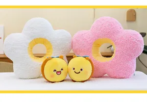 Detailzicht van zachte pluche bloemkussens en schattige bijenknuffels op een wit bed