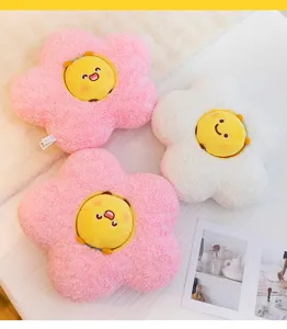 Zachte bloem pluche kussens met lachende gezichtjes in roze en wit voor de inrichting
