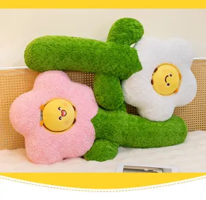 Lang bloemen pluche kussen met schattig bijengezicht, ideaal voor zachte beddecoratie.