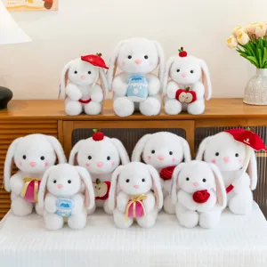 Schattige witte pluche konijnen collectie met decoratieve rode hoedjes en melk
