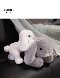 Detailansicht von weichen grauen und weißen Langohr-Hasenplüschtieren auf dem Sofa