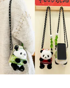 Detalle de la correa de teléfono de peluche panda con suéter y cuerda estampada