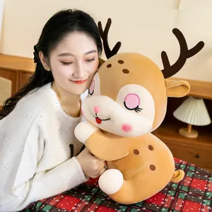 Simpatico peluche di renna abbracciato da una donna, regalo ideale per la fidanzata