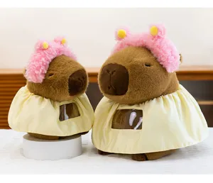 Vista detallada de dos lindos peluches de carpincho con diademas rosas y delantales amarillos