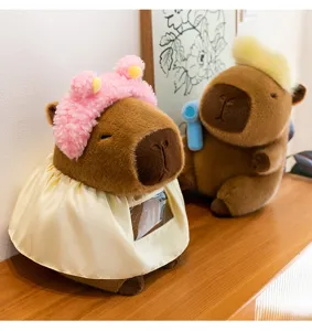 Primer plano de un peluche de carpincho creativo con diadema rosa y capa amarilla