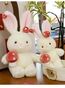 Dettaglio di simpatici peluche coniglio bianco con funghi rossi decorativi sulle orecchie