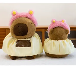 Vista frontal y trasera de un lindo peluche de carpincho con estilo de barbero creativo.