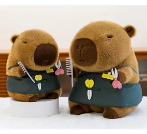 Detalle de peluches de carpincho peluquero con delantal y mini herramientas de corte.