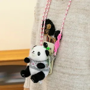 Adorable colgante de peluche de panda con jersey y correa rosa cruzada para teléfono