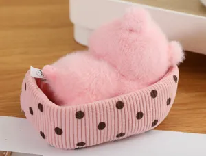 Detailansicht eines rosa Plüschtiers in einem gepunkteten Cordkorb für den Schreibtisch