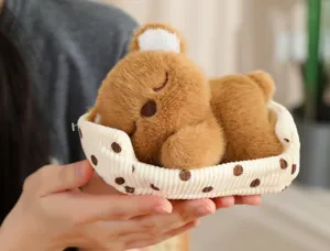 Nahaufnahme eines braunen Plüschbären, der in einem Polka-Dot-Korb schläft