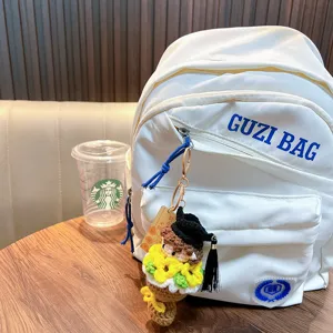 Llavero de muñeca de graduación de ganchillo hecho a mano con birrete y ramo de flores