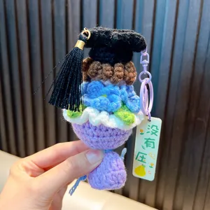 Llavero de ramo de flores de ganchillo hecho a mano con gorro de graduación de regalo