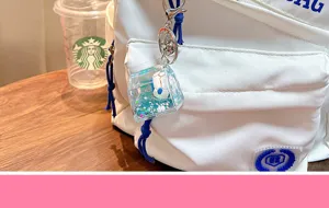 Nahaufnahme eines kreativen Fußball-Milchtüten-Schlüsselanhängers an weißer Tasche