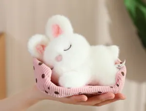 Nahaufnahme eines weichen weißen Plüschhasen, der als Ornament in der Hand liegt